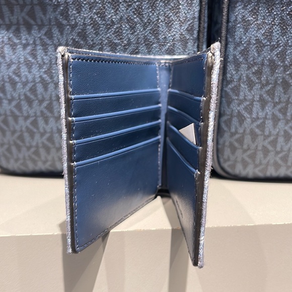 Michael Kors Men’s Women’s Cooper Logo Fabric Billfold Wallet Navy NWT
Unisex - Picture 5 of 16